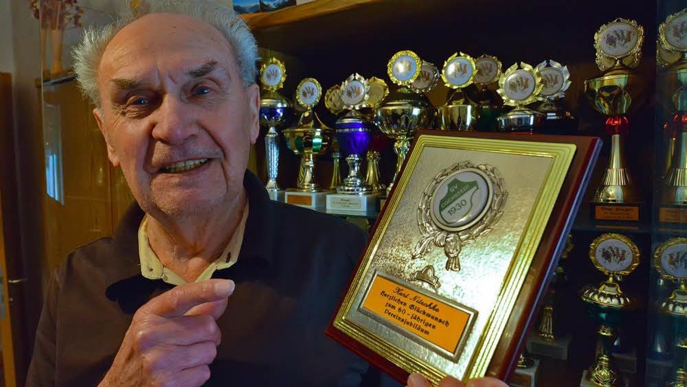 Kurt Nitschke hat einige Skat-Pokale in seiner Sammlung. Jetzt wurde der Cochstedter für seine 60-jährige Mitgliedschaft im Sportverein ausgezeichnet.