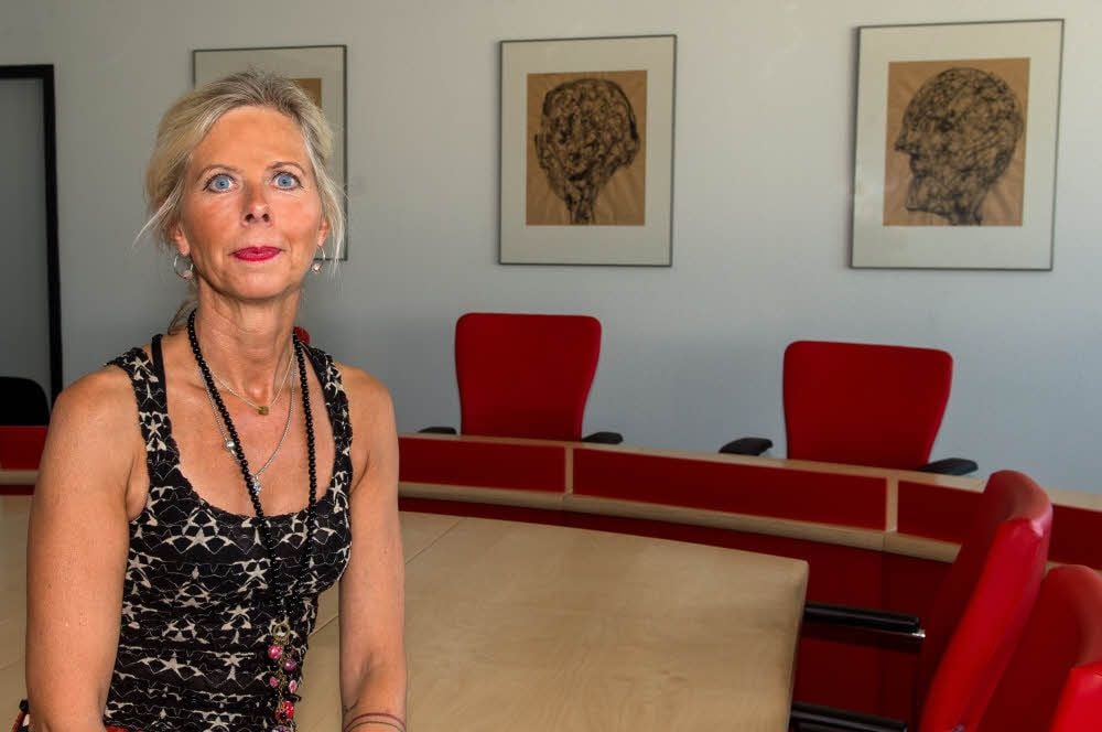 Anders als in den anderen Sälen des Justizzentrums verhandelt das Arbeitsgericht Halle und ihre Direktorin Bettina Bartels-Meyer-Bockenkamp auf roten Sesseln - und vor Kunstwerken.
