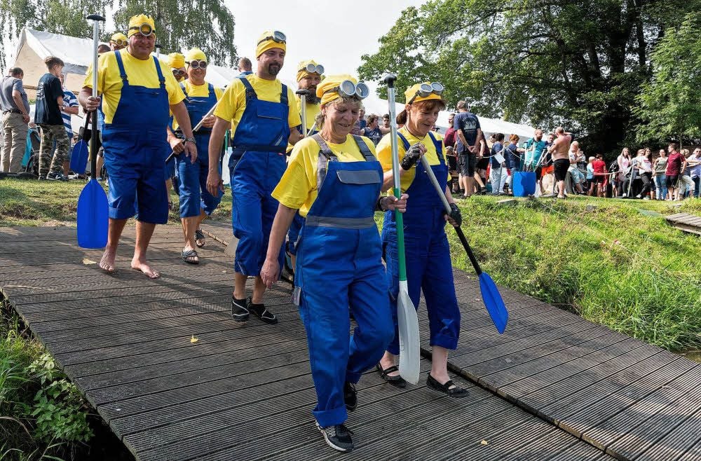 Hingucker: Als Minions verkleidet bestieg diese Mannschaft das Dickboot.