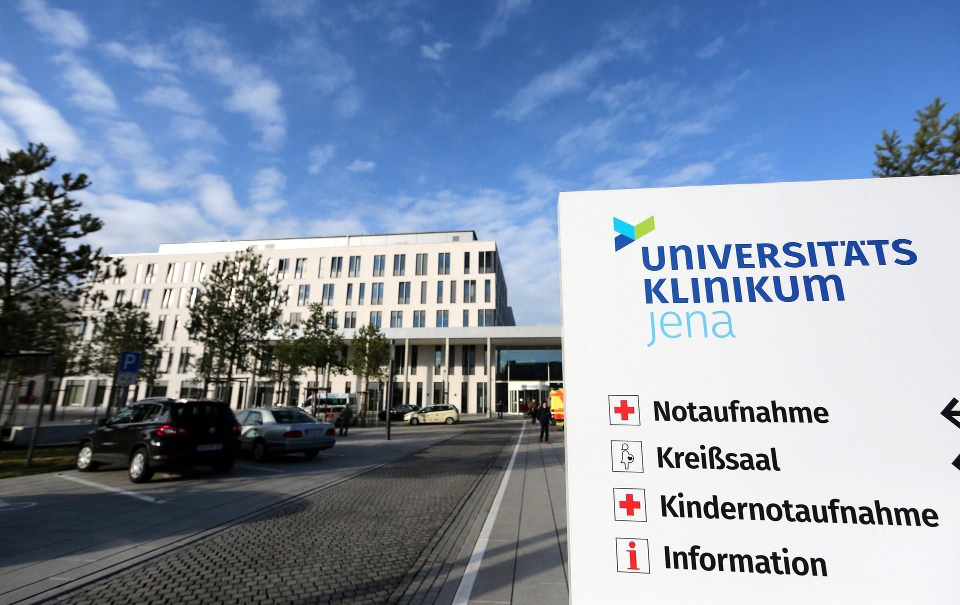 Blick auf die Einfahrt des Universitätsklinikums Jena.