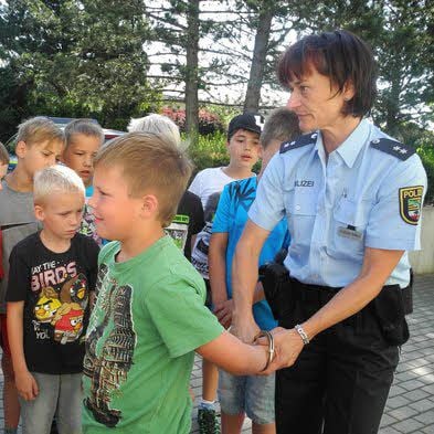 Keine Bange, Luca Richter spielt nur den Festgenommenen. Johanna Schröder-Rimkus vom Polizeirevier Wittenberg erklärt, wie Festnahmen funktionieren.