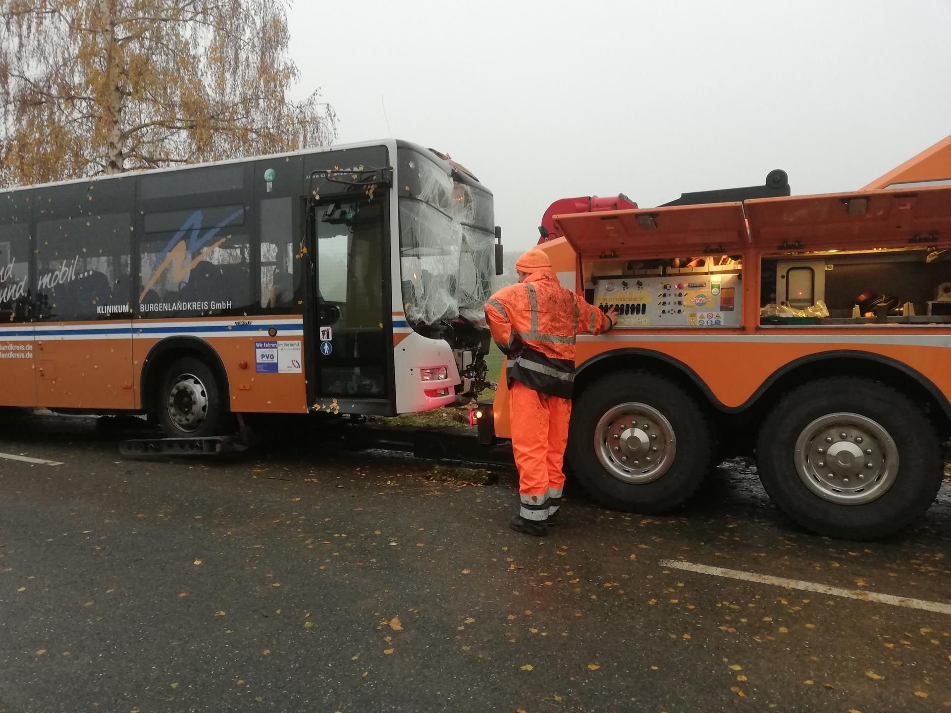 Ein Abschleppunternehmen kümmerte sich um den beschädigten Linienbus der Personenverkehrsgesellschaft (PVG).