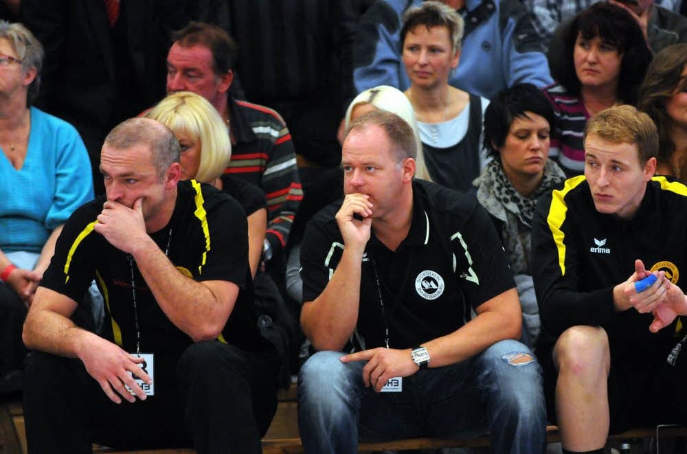 Der Anfang: Enrico Nefe (Mitte) 2010 in seiner ersten Saison als Sportlicher Leiter des SV Anhalt Bernburg. Daneben Andreas Steinbrink (rechts), der dem Verein bis heute treu ist, und Coach Sven Liesegang.