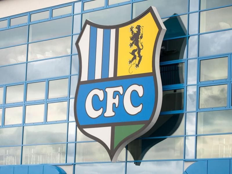 Außenansicht des Stadions des Chemnitzer FC mit dem Logo des Vereins an der Hauptfassade. Foto: Thomas Eisenhuth