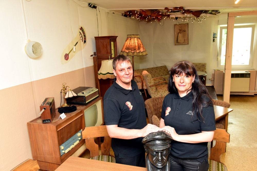 Eisleber Gartenlokal „Ernst Thälmann“: Daniela und Ralf König vor der „Oma-Klatsch-Ecke“.