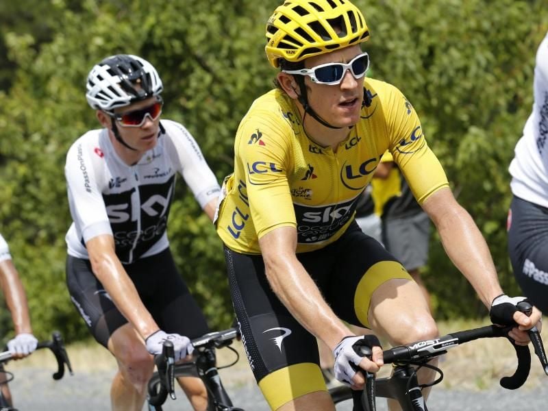 Geraint Thomas (r) liegt in der Tour-Gesamtwertung vor seinem Teamkollegen Chris Froome. Foto: Yuzuru Sunada/BELGA