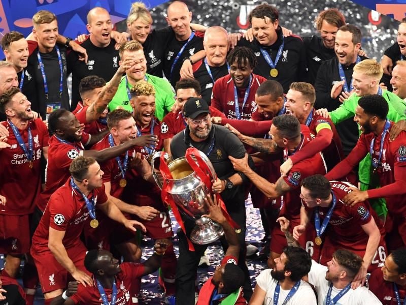 Klopp (M.) jubelt mit dem Champions-League-Pokal. Foto: Joe Giddens/PA Wire
