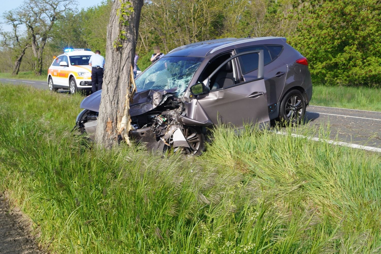 Der SUV an der Unfallstelle.
