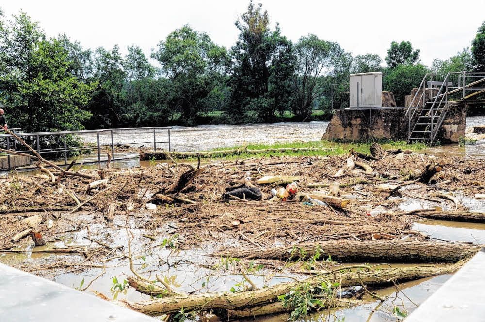 Die Weiße Elster bei Wetterzeube steigt am Freitag dramatisch. An der Mühle und am Wehr staut sich das Schwemmgut.