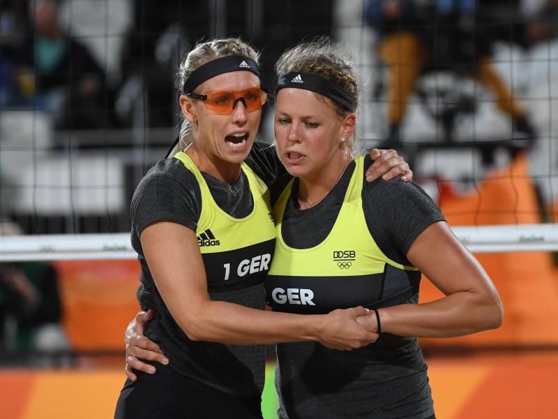 Britta Büthe und Karla Borger (l) müssen in die Playoffs. Foto: Sebastian Kahnert