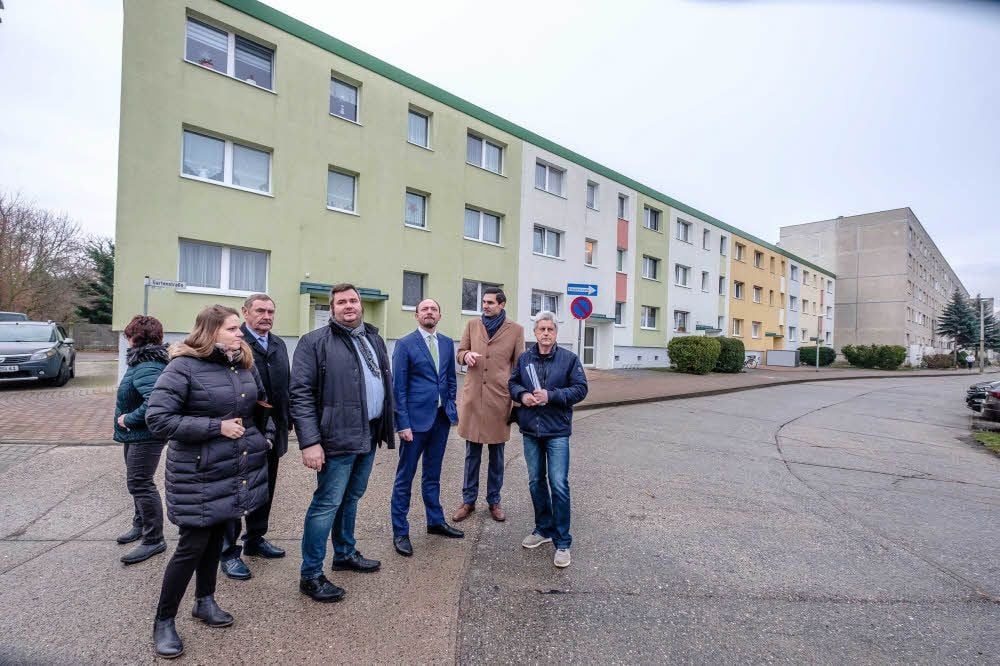Der Parlamentarische Staatssekretär im Bundesministerium des Innern, Bau und Heimat, Marco Wanderwitz (3. v. r., CDU), besucht Gräfenhainichen. Hier bekommt er einen Einblick in die Gartenstraße.