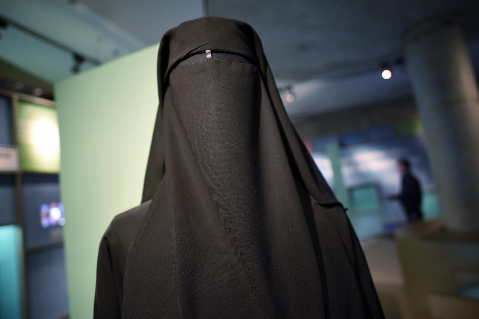 Das „Gesetz zum bereichsspezifischen Verbot der Gesichtsverhüllung“ soll es Schülern bei allen Schulveranstaltungen verbieten, das Gesicht zu verbergen.