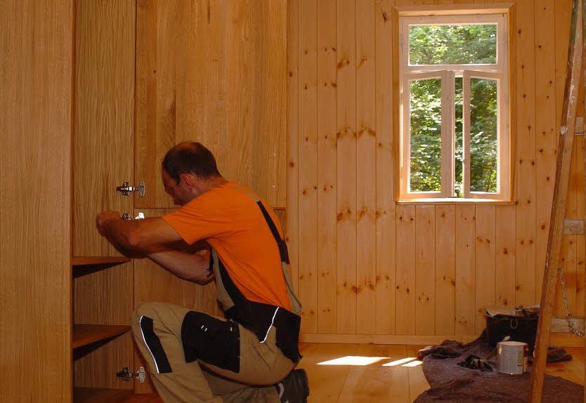 Letzte Arbeiten im Forsthaus an der Rosenwiesche: Dirk Diener hat mit Einstellarbeiten an den Schränken zu tun.