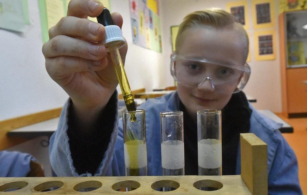 Nur ein paar Tropfen Unitest. Nils aus Gatersleben weist im Chemieraum Säuren und Basen nach.