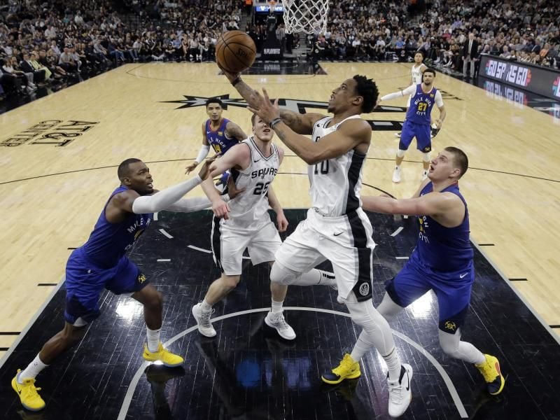 DeMar DeRozan (M.) von den San Antonio Spurs steigt zum Korb hoch. Foto: Eric Gay/AP