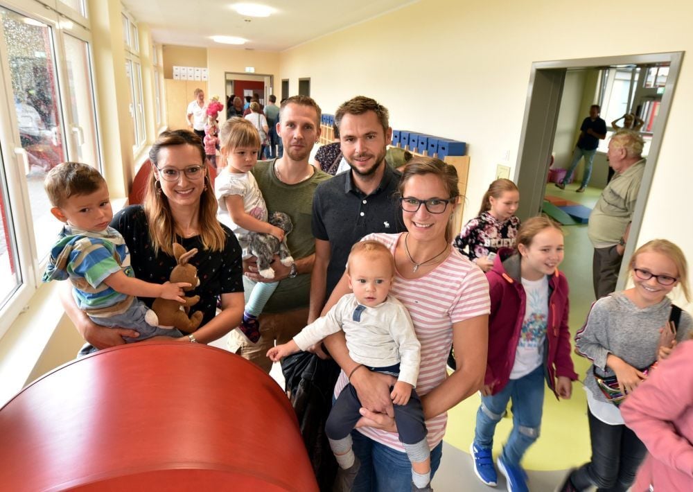 Kinder und Eltern freuen sich über die frisch sanierten Räume der Krippe und der Kita.