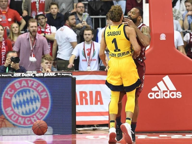 Devin Booker (r) und Joshiko Saibou (r) geraten aneinander. Foto: Peter Kneffel