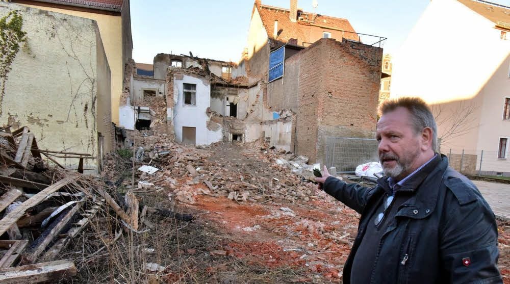 Musste das so schnell sein, fragt sich Bernhard Strunk, ein guter Bekannte des Immobilienbesitzers und zeigt auf das abgerissene Haus.