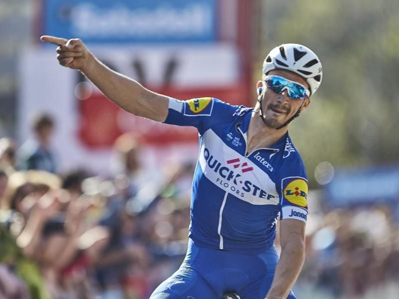 Julian Alaphilippe vom Team Quick-Step jubelt über seinen Etappensieg. Foto: Ion Alcoba Beitia/gtres