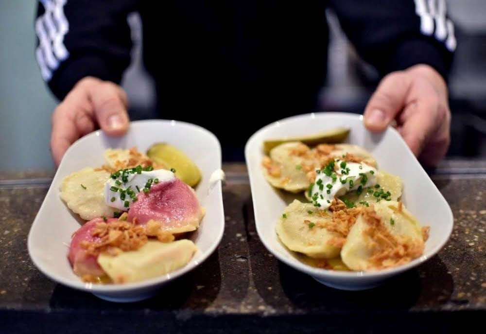 Verschiedene Köstlichkeiten werden den Besuchern bei einem Streetfood-Festival gereicht.