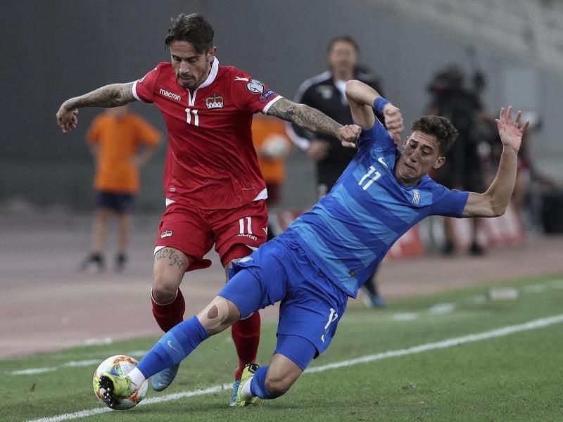 Der Grieche Kostas Tsimikas (r) wechselt zum FC Liverpool. Foto: Yorgos Karahalis/AP/dpa