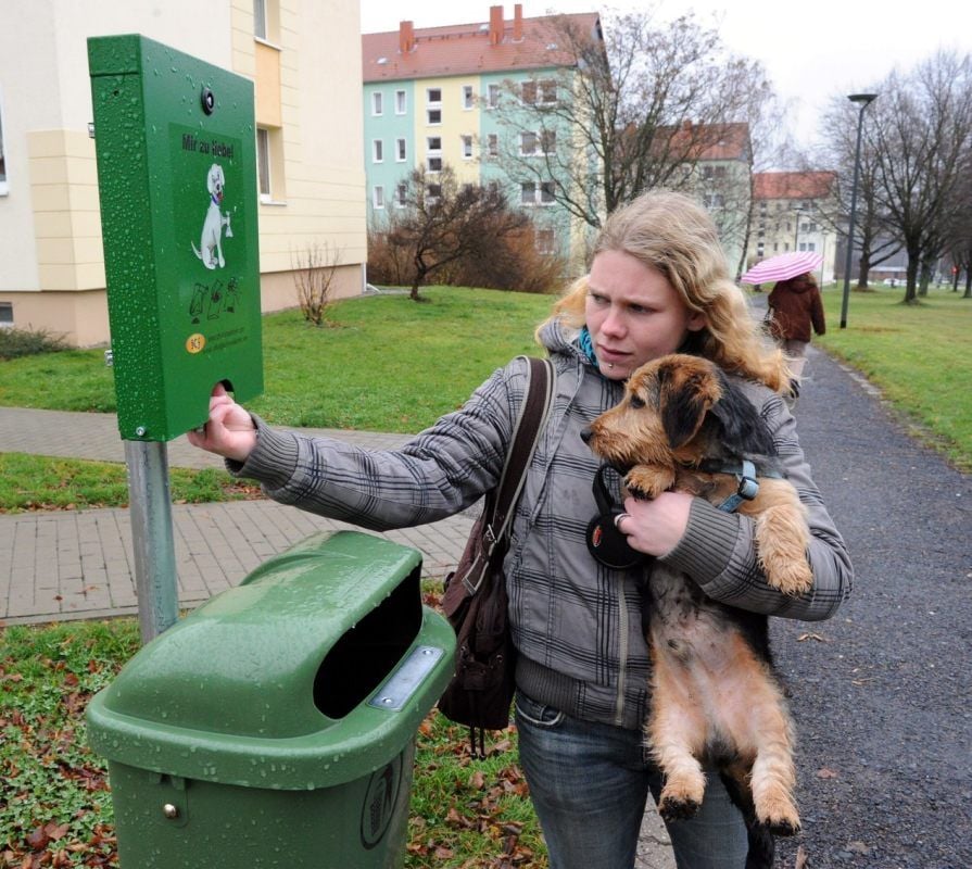 An Hundetoiletten werden Tüten gezogen und entsorgt.