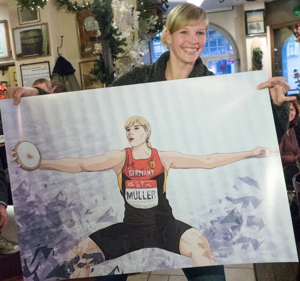 Nadine Müller zeigt ein Porträt, das sie von ihrem Verein nach Abschluss des Olympiajahres geschenkt bekam.