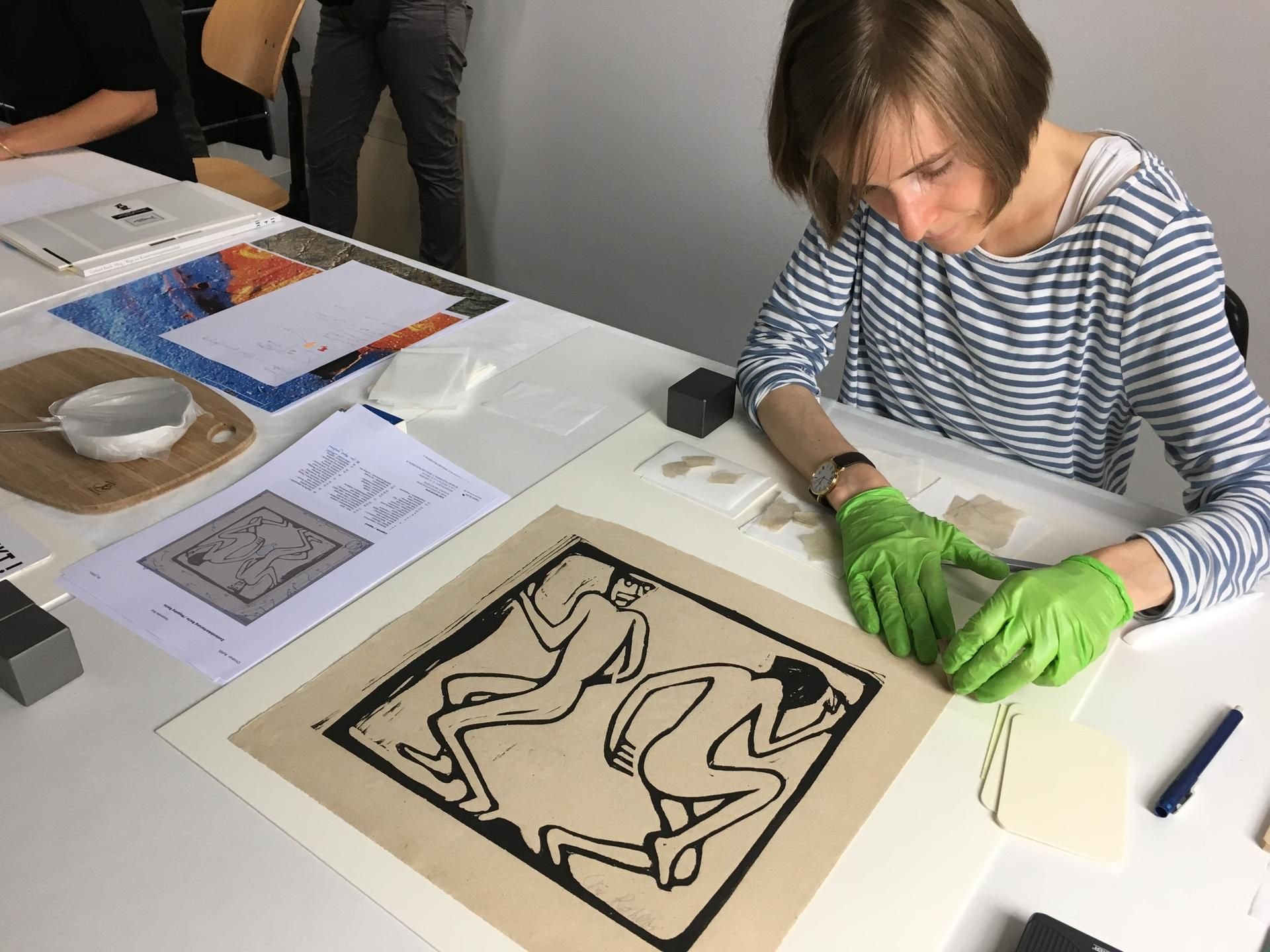 Restaurateurinnen arbeiten am im Kunstmuseum Bern an der Erhaltung und Restaurierung von Werken aus dem Gurlitt-Nachlass.