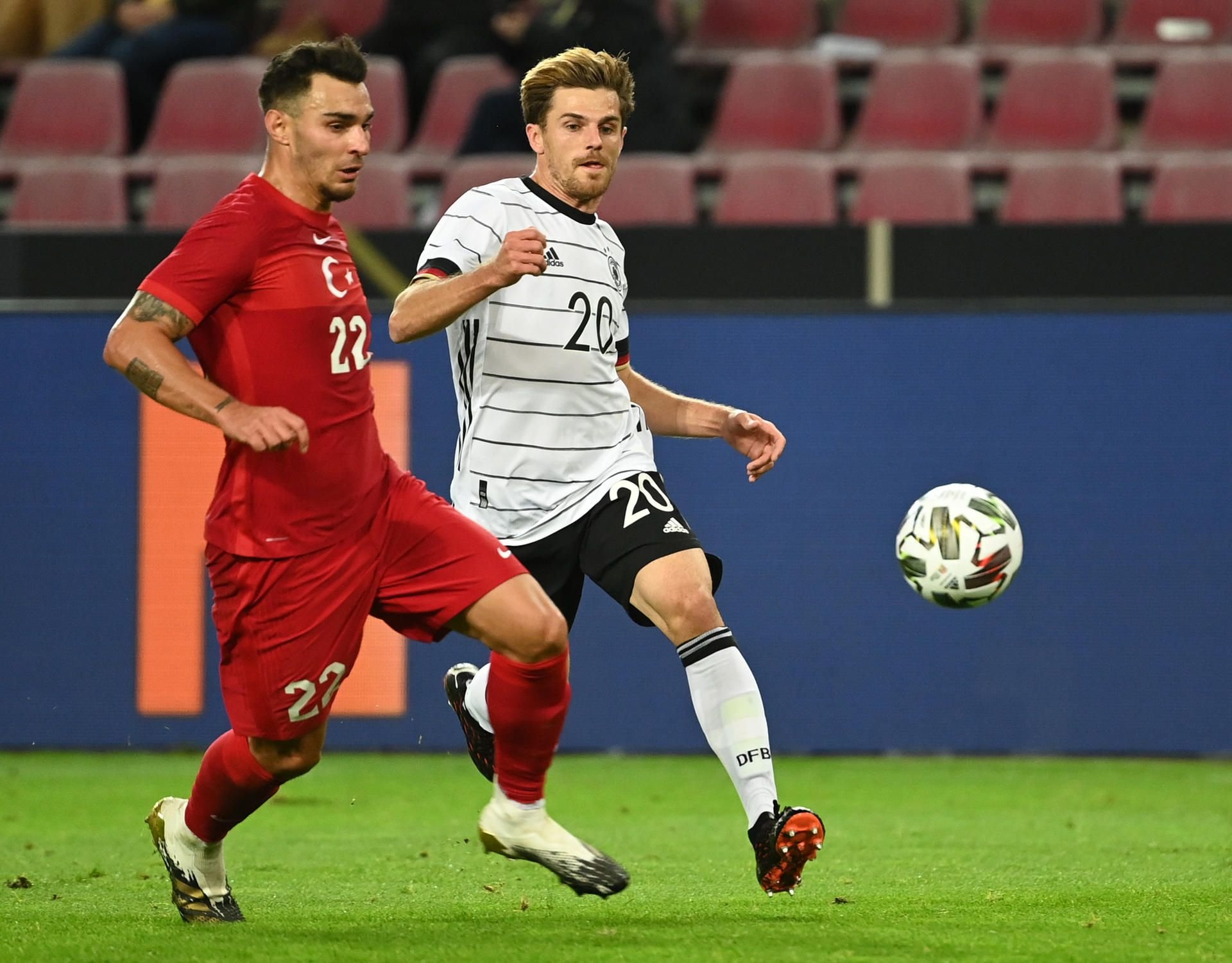 Jonas Hofmann im Zweikampf mit Kaan Ayhan.