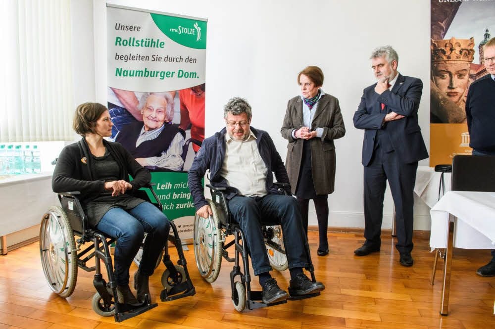 Baldur Volk (2.v.l.), Mitarbeiter des Sanitätshauses rmcStolze, übergibt an die Vereinigten Domstifter zwei Rollstühle.