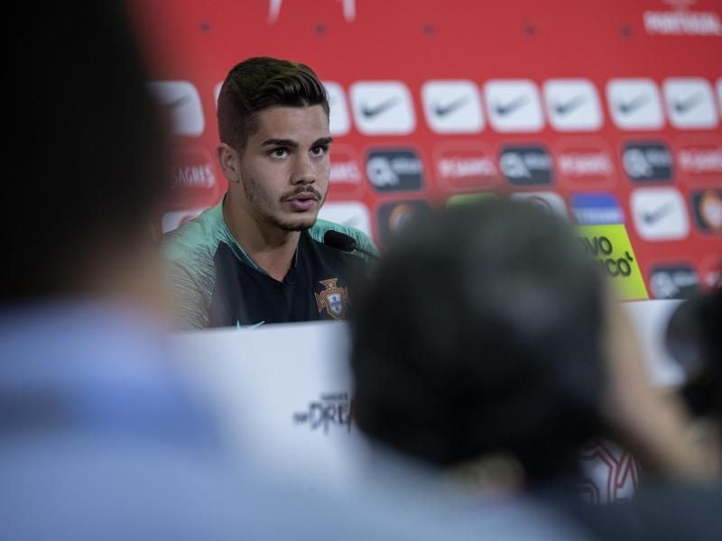 Andre Silva spricht während einer Pressekonferenz zu den Medienvertretern. Foto: Francisco Seco/AP