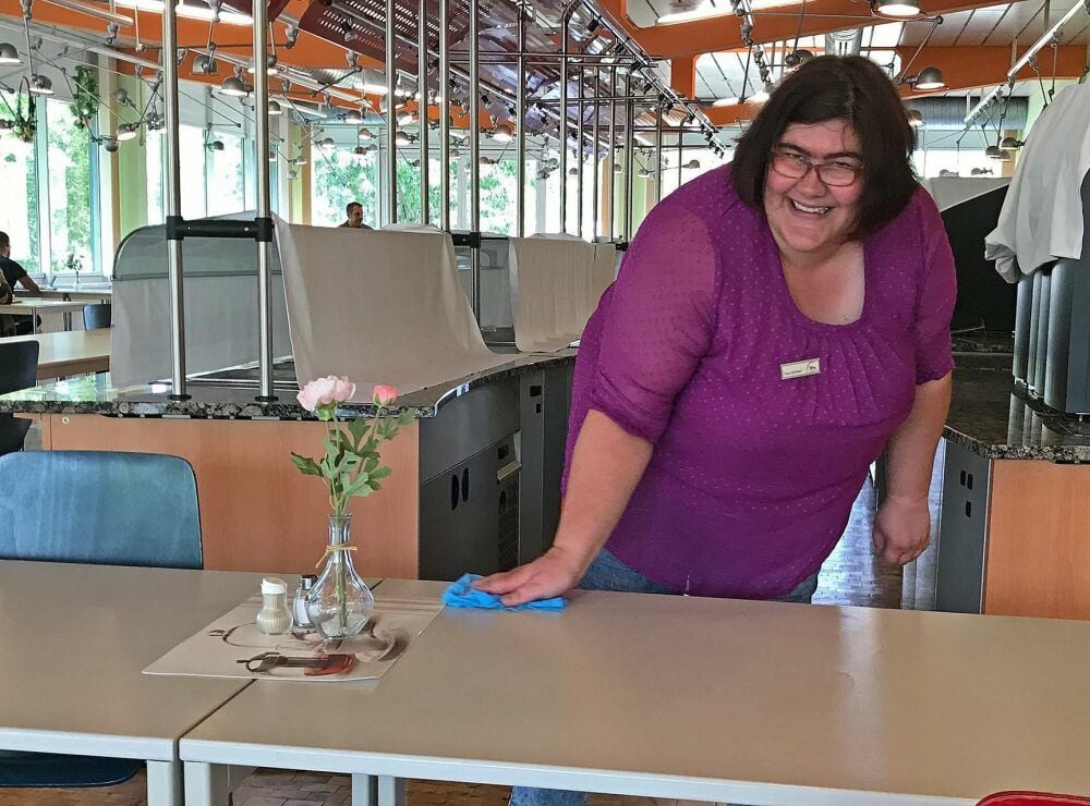 Daniela Schleef erledigt ihre neue Arbeit in der Mensa des Berufsförderungswerkes in Staßfurt gern.