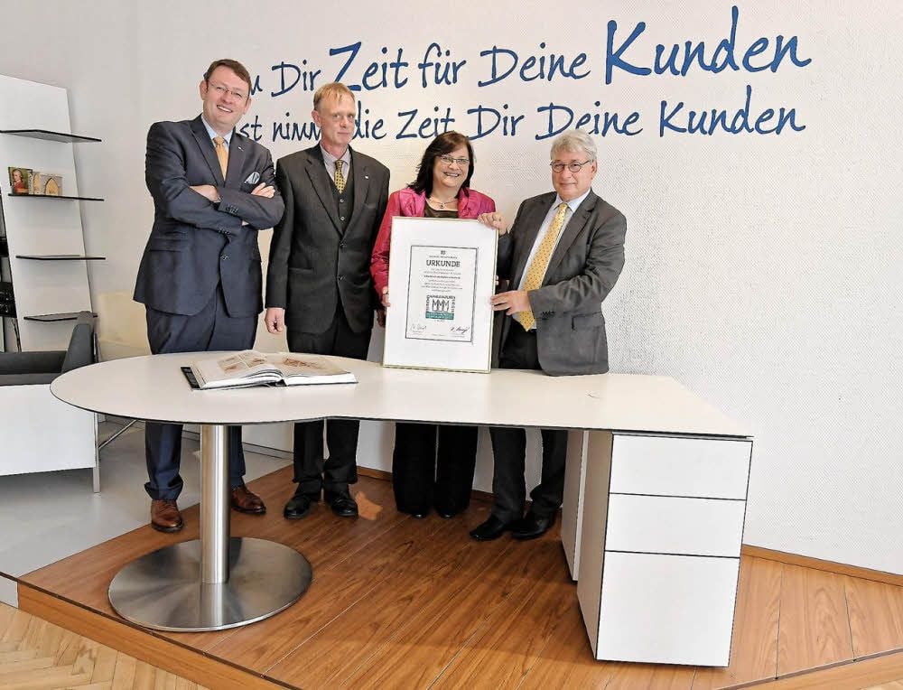 Wigmar Bressel, Joachim Frey, Annet Loibl und Peter Kuras (v.l.) mit dem preísgekrönten Schmuckstück.
