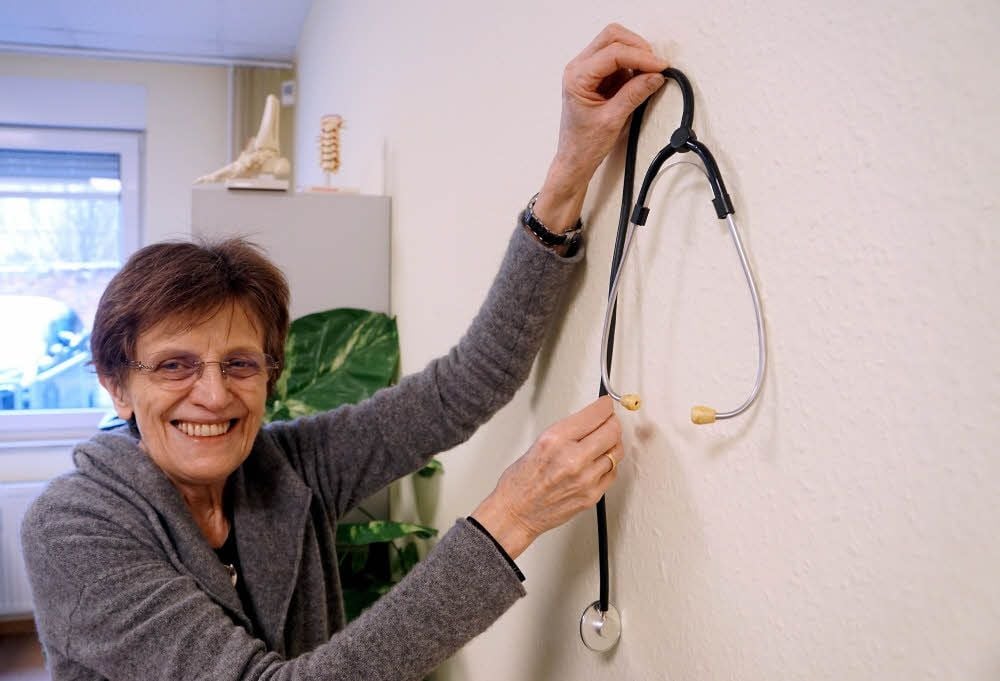 Die Allgemeinmedizinerin Elfriede Anders hängt ihr Stethoskop nach Jahren in der Poliklinik und der eigenen Praxis für das MZ-Foto an den berühmten Nagel.
