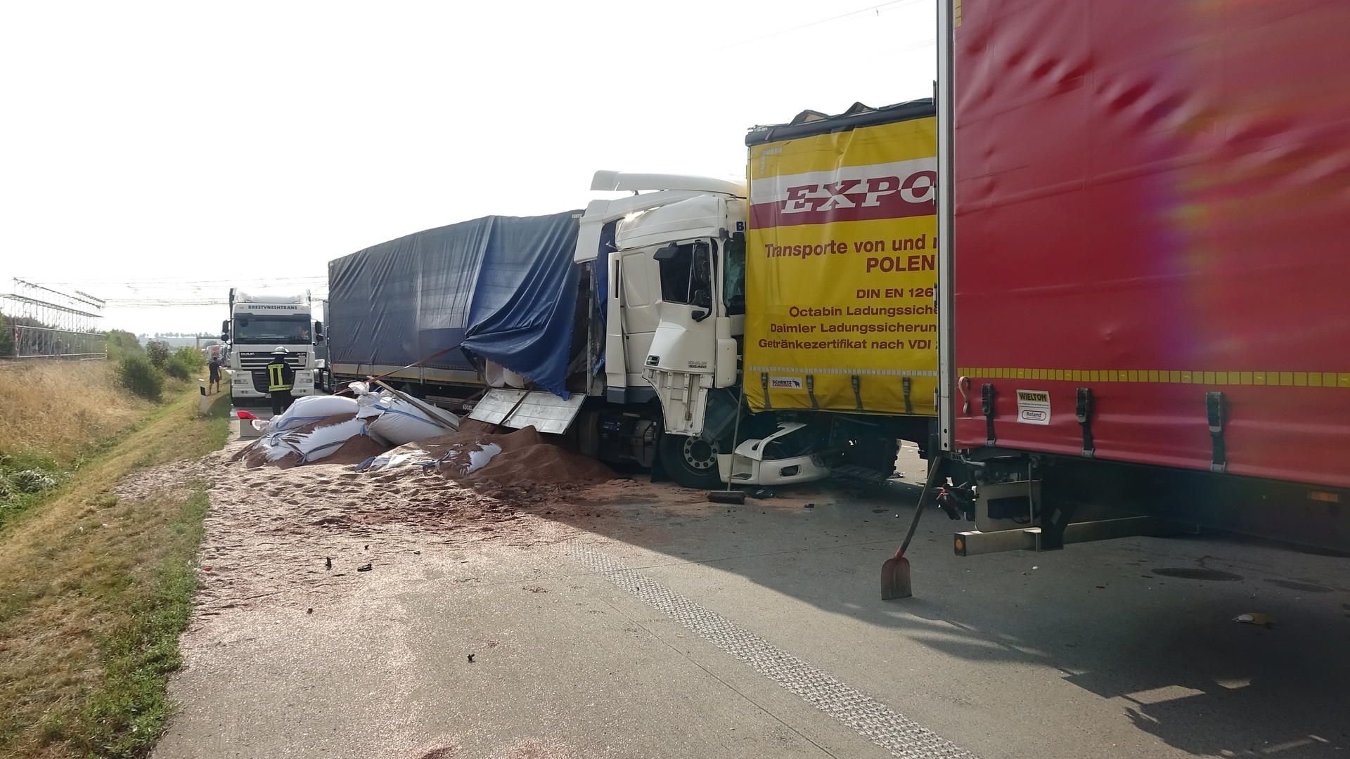 Mehrere Lkw sind am Dienstag in den Unfall auf der A2 bei Alleringersleben verwickelt.