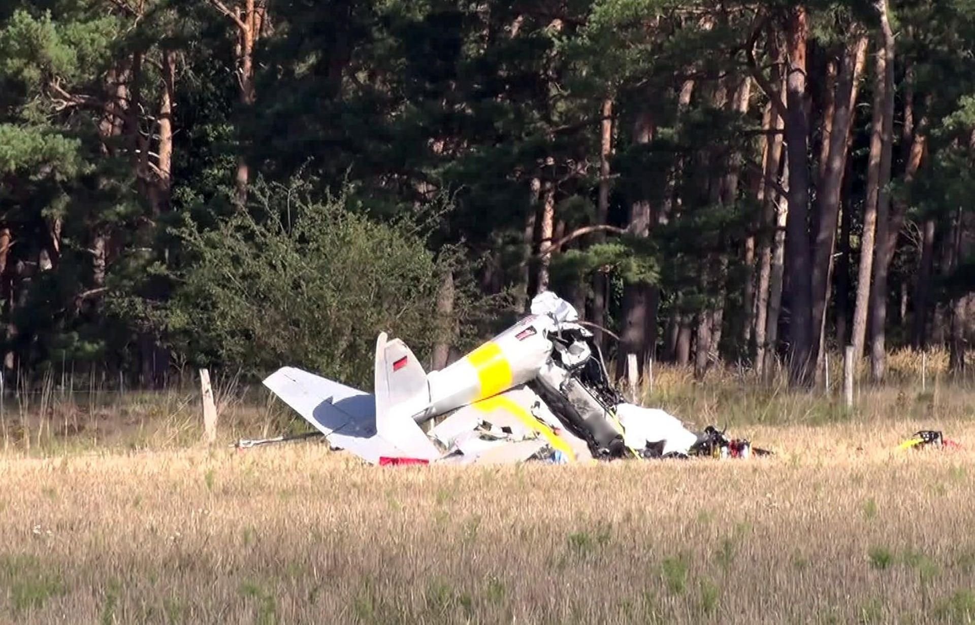 Das Kleinflugzeug liegt auf einem Feld bei Paulinenaue.