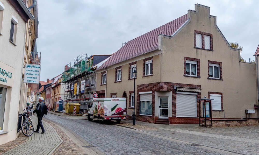 Ist der Neubau an der Engstelle in Kemberg (mit dem Gerüst) tatsächlich höher als das Nachbarhaus geworden? Das Foto belegt das nicht.