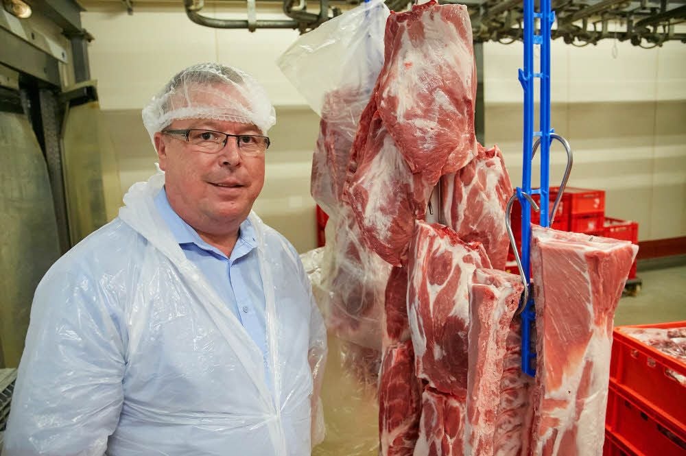 Geschäftsführer Detlef Gereke im Kühlraum mit den Schweinehälften.