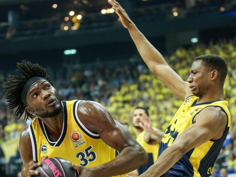 Justin Sears (r) von den EWE Baskets Oldenburg verletzte sich in Berlin. Foto: Andreas Gora/dpa