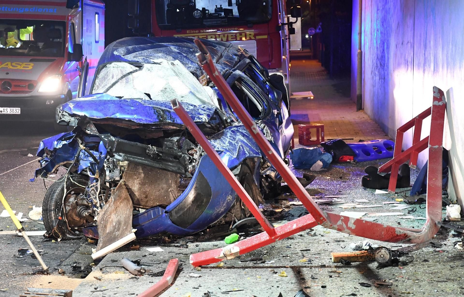 Frankenthal: Das Wrack eines Autos, nachdem der Fahrer mit seinem Wagen von einer Brücke gestürzt und tödlich verletzt worden war.