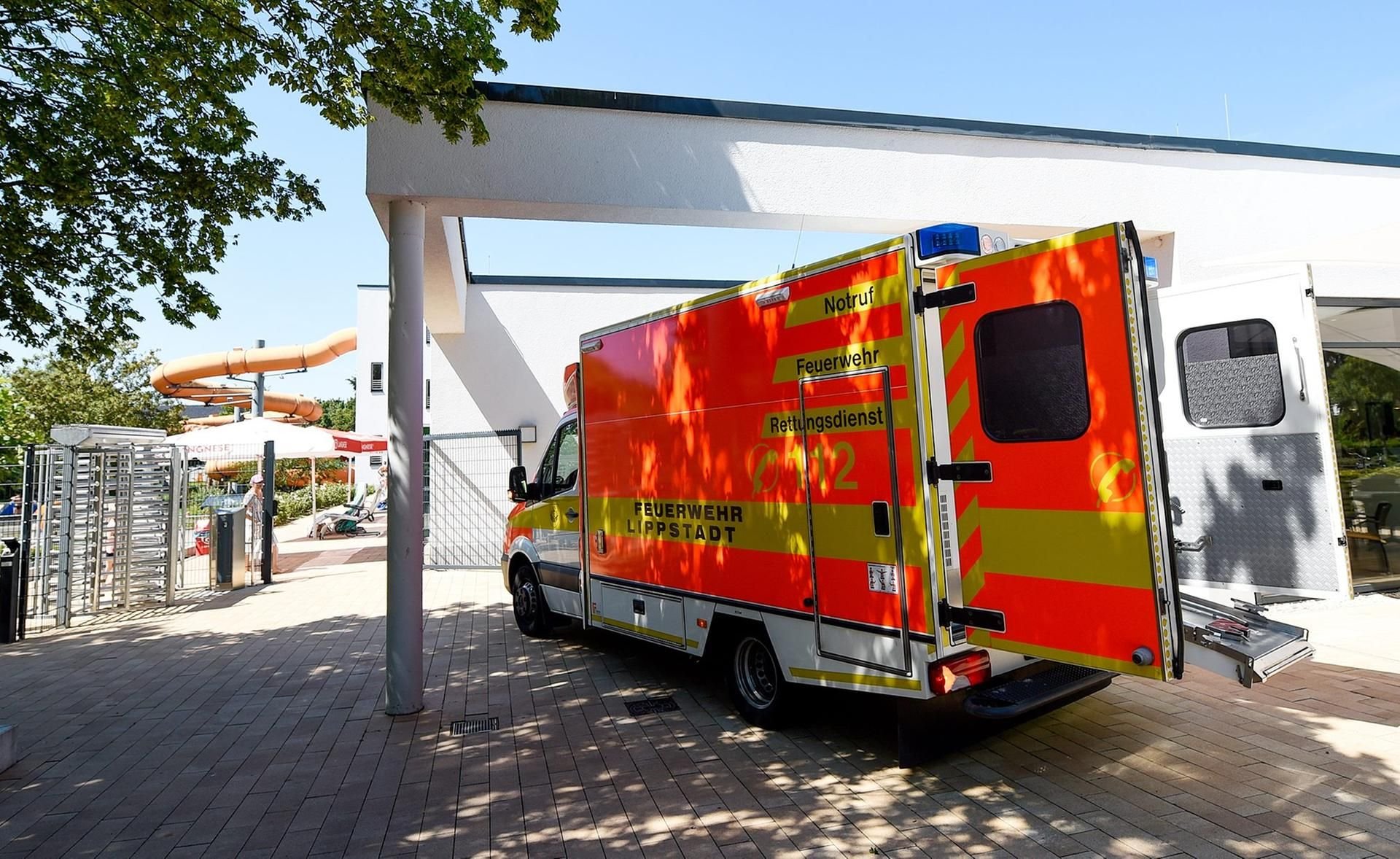 Ein Rettungswagen steht vor einem Freizeitbad. Ein sechsjähriger Junge ist am Dienstagvormittag in dem Bad in Lippstadt ertrunken.