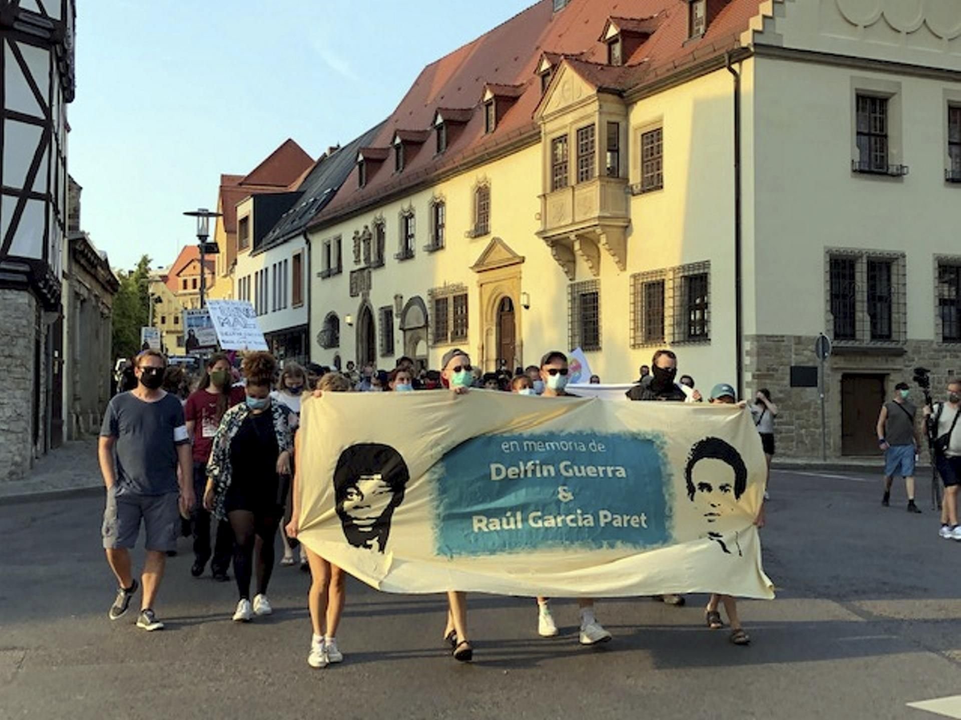 Merseburger haben mit einem Umzug an den Tod zweier DDR-Vertragsarbeiter aus Kuba erinnert.