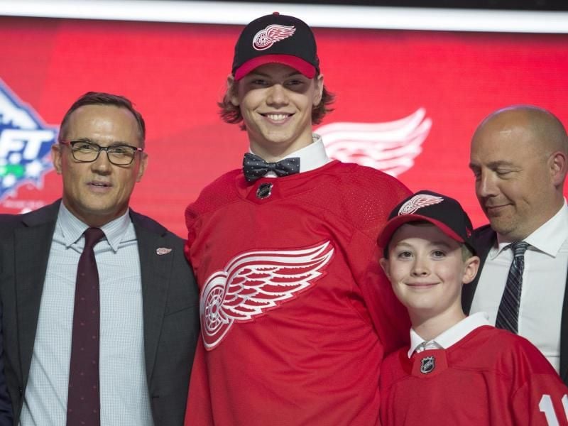 Moritz Seider (2.v.l.) im Trikot der Detroit Red Wings. Foto: Jonathan Hayward/The Canadian Press/AP