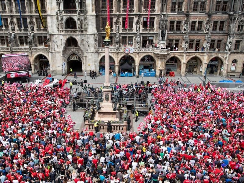 Die Fans vom FC Bayern München freuen sich auf das Team. Foto: Sven Hoppe