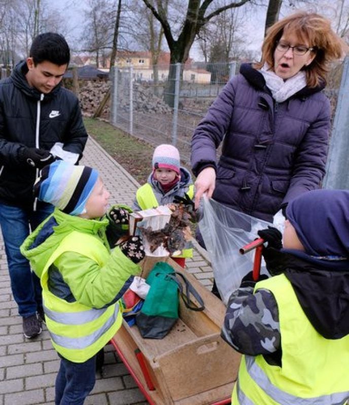 Britta Walther sammelt den Müll zunächst in Tüten ein.