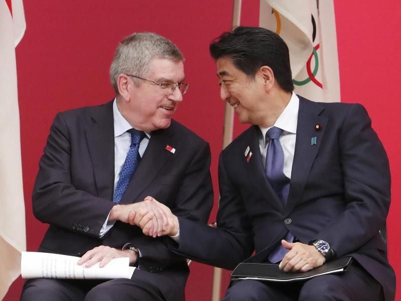 IOC-Präsident Thomas Bach und Japans Ministerpräsident Shinzo Abe bei der „One Year to Go Olympic Ceremony”. Foto: Koji Sasahara/AP