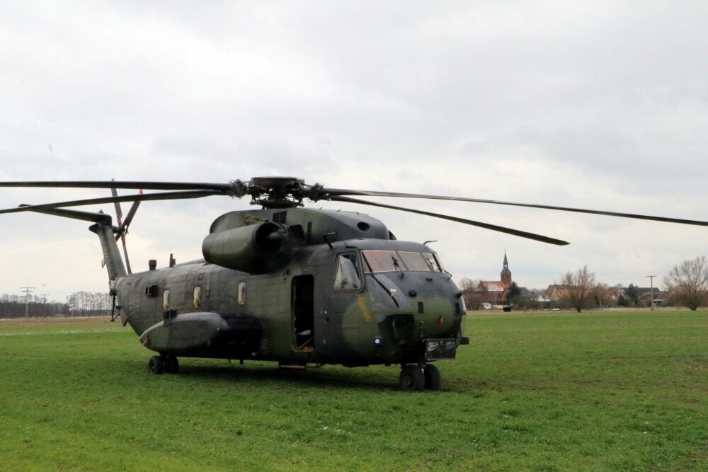 Die CH-53 auf dem Feld bei Purzien.