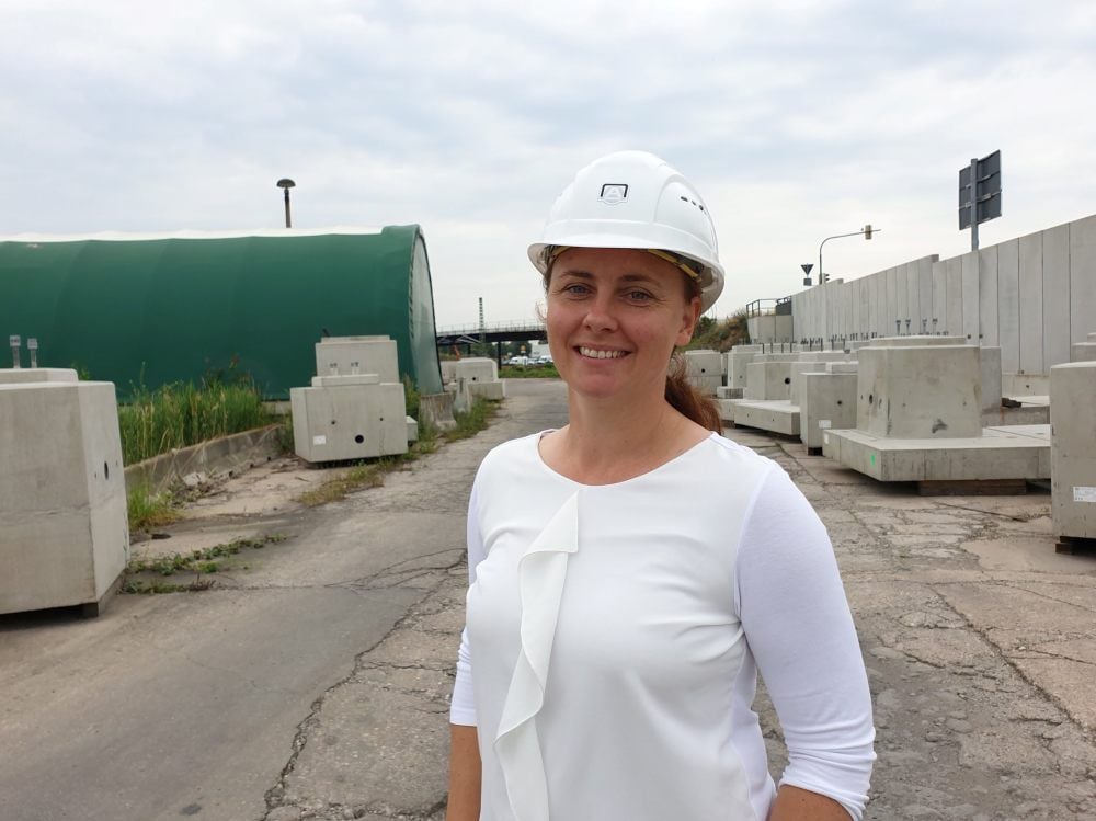 Sabine Hohmann-Abel auf dem Firmengelände: Hier wird jeder Quadratmeter gebraucht, um die Betonteile zu lagern.