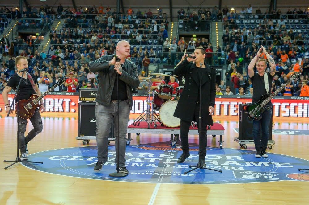 Die Band Goitzsche Front um Sänger Pascal Bock (2.v.l.) und der Sänger NEO (2.v.r.) bei ihrem Auftritt in der Arena Leipzig