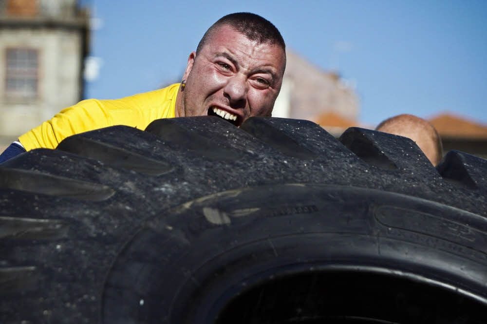 „Traktor-Roll“ – hier bei einem Wettkampf in Portugal – ist eine von acht Disziplinen, die die Harz-Champions bestehen müssen.